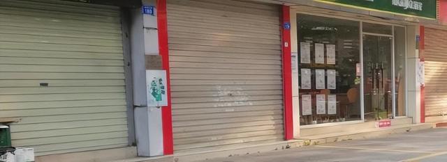 许多商店关门了，办公楼的空置率增加了，到底怎么了？