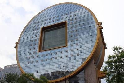 沈阳的一栋建筑在网络上很受欢迎，被评为最丑的写字楼，晚上风景独特