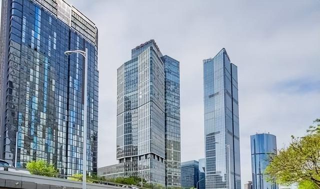 许多商店关门了，办公楼的空置率增加了，到底怎么了？