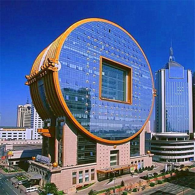 沈阳的一栋建筑在网络上很受欢迎，被评为最丑的写字楼，晚上风景独特