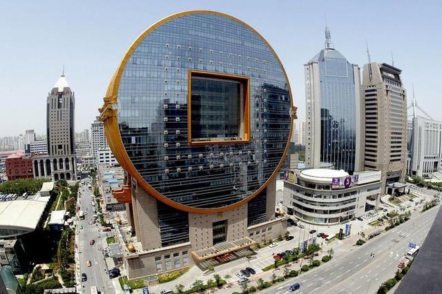 沈阳的一栋建筑在网络上很受欢迎，被评为最丑的写字楼，晚上风景独特