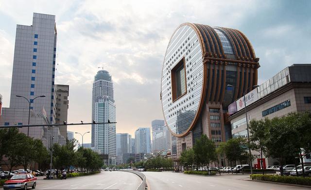 沈阳的一栋建筑在网络上很受欢迎，被评为最丑的写字楼，晚上风景独特