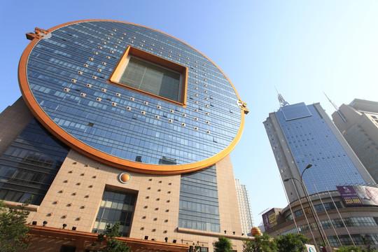 沈阳的一栋建筑在网络上很受欢迎，被评为最丑的写字楼，晚上风景独特